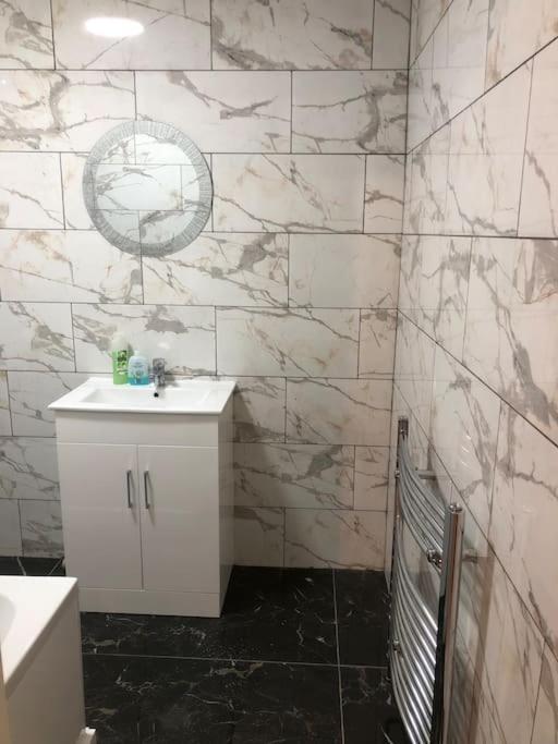 Lovely 3 Bedroom Entire Home With Street Parking - Close To Nec, Bhx Airport - Sleeps 6 Guests Ideal For Contractors & Families Birmingham Exteriér fotografie